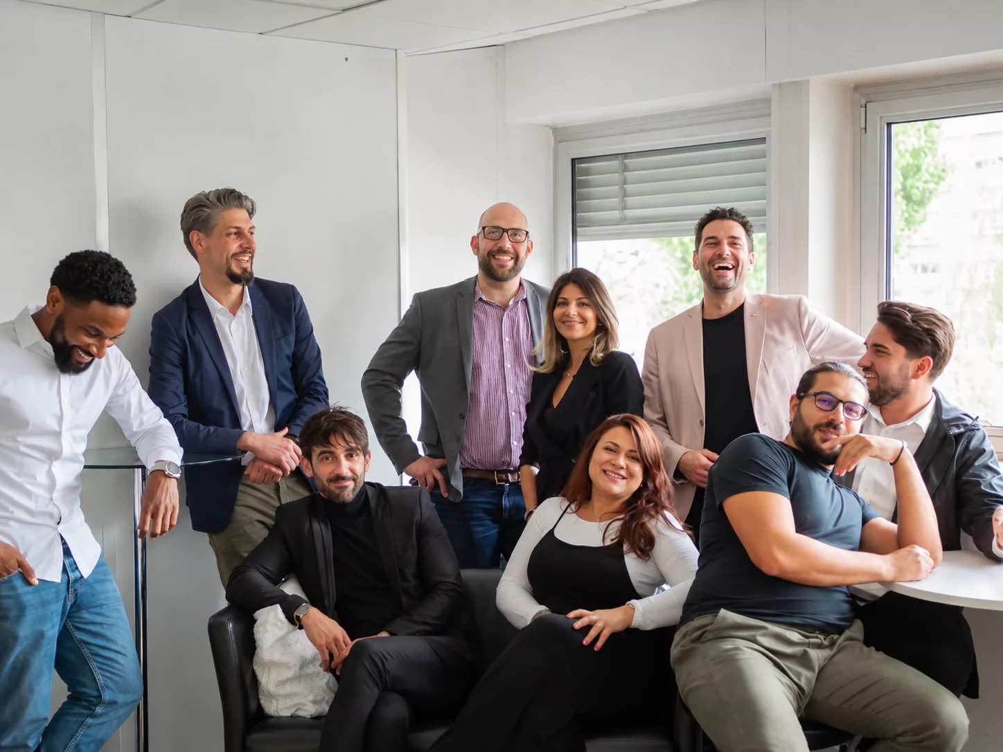 L'équipe OBOXIA réunie devant les bureaux de l'agence