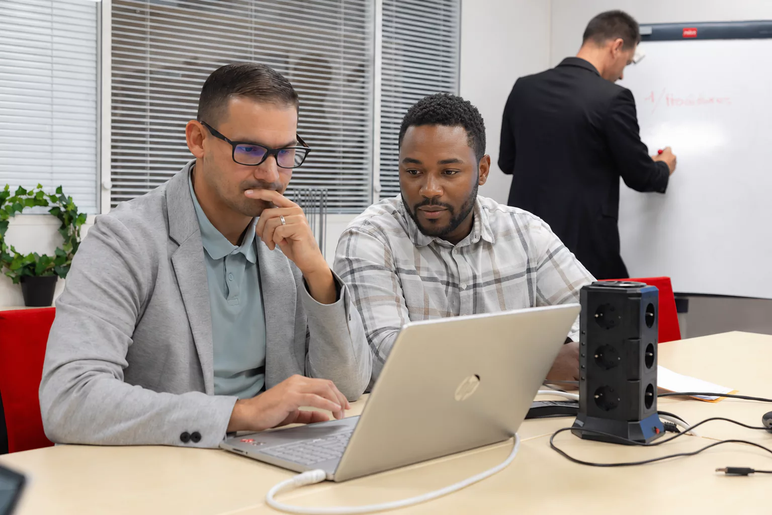 Deux experts OBOXIA collaborant sur un projet numérique