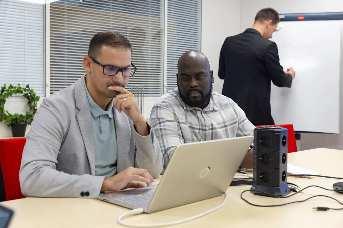Deux experts OBOXIA en session de travail sur un projet client